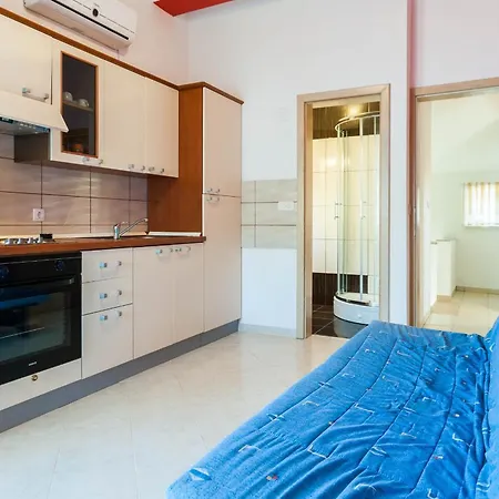 Cozy In Zadar With Sea And Mountain Views Vinjerac